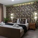 Stylishly Decorated House - Free Private Parking!